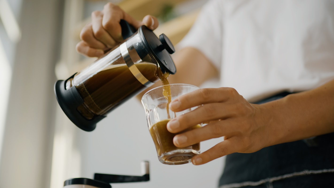 Příprava čerstvé kávy v konvici french press